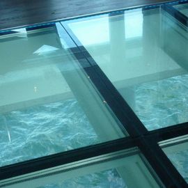 Gläserner Fußboden mit Meeresblick im Eingangsbereich des "Wolkenlos"