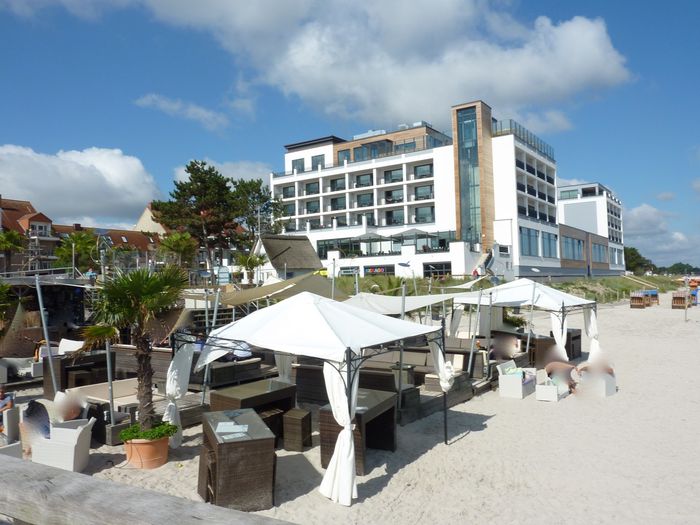 Beach Lounge, im Hintergrund das Bayside Hotel
