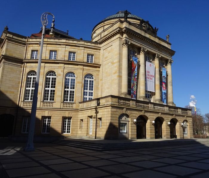 Opernhaus Chemnitz, Tageskasse befindet sich gleich hinter den Türen.