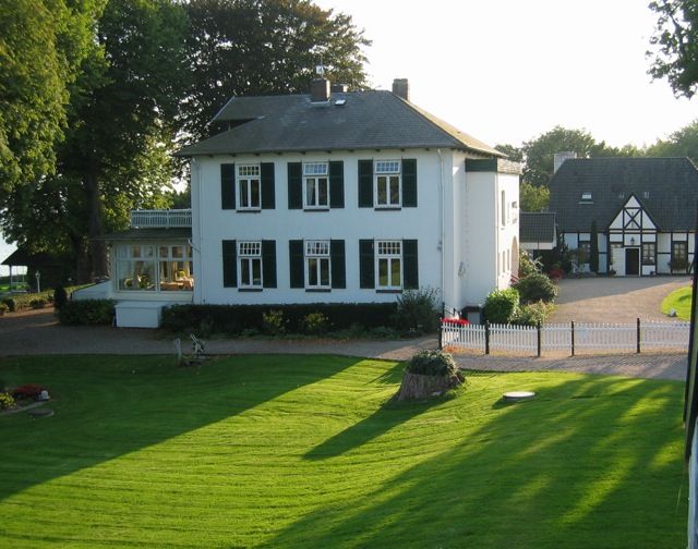 Hotel Seehof und "Lütt Hus" im Abendlicht.