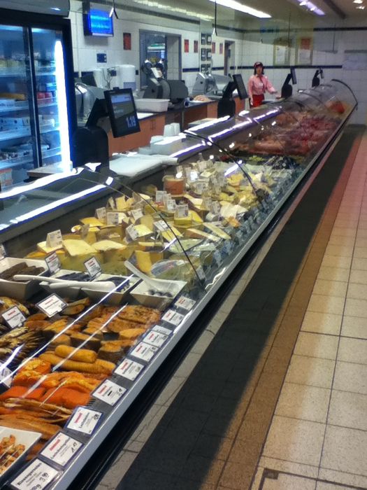 Simmel-Markt, Frischetheke für Fisch, Käse, Wurst, Fleisch.