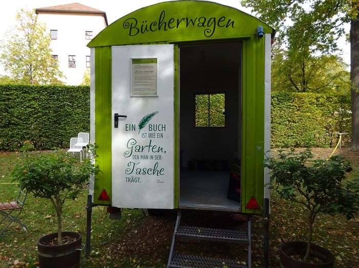 Bücherwagen im Schlosspark Lichtenwalde