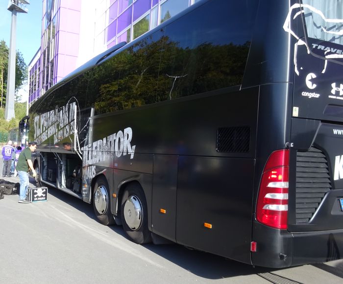 Mannschaftsbus des FC St. Pauli zu Gast in Aue.