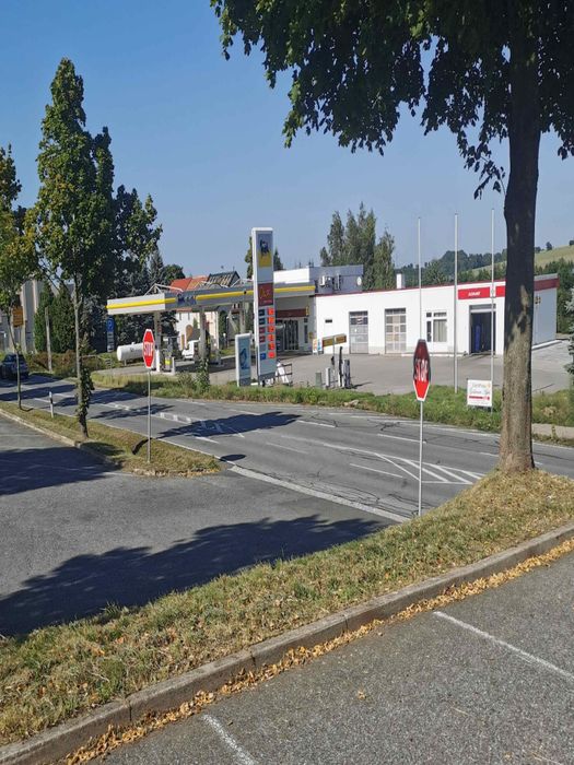 Agip-Tankstelle am Stadtrand Stolpen vom Parkplatz aus gesehen.