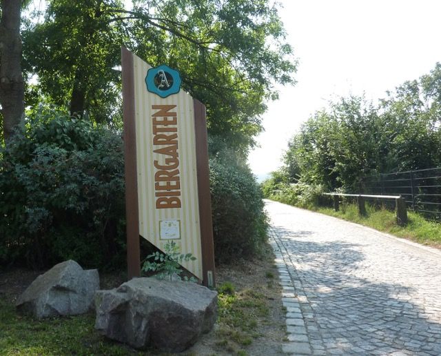 Rechts der Elberadweg, links geht es zum Anker-Biergarten.