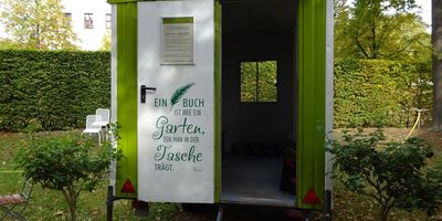 Bücherwagen im Schlosspark Lichtenwalde in Niederwiesa