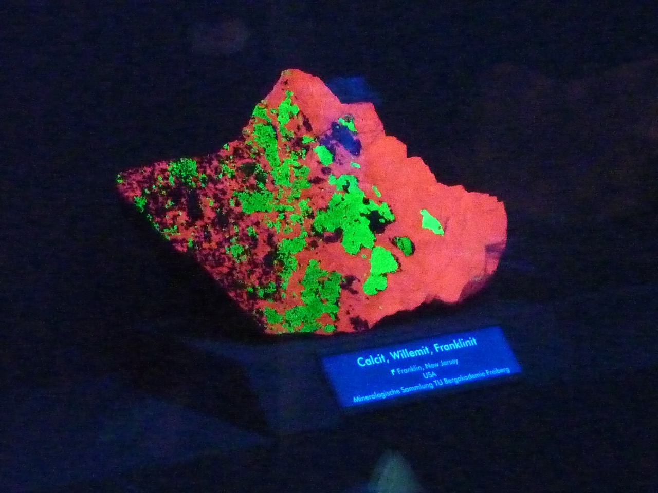 Ein eigentlich unscheinbarer Stein unter UV-Licht