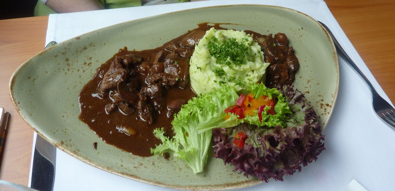 Im Restaurant  Elbterrasse Wachwitz in Dresden.

Geflügelleber mit Kartoffelpüree