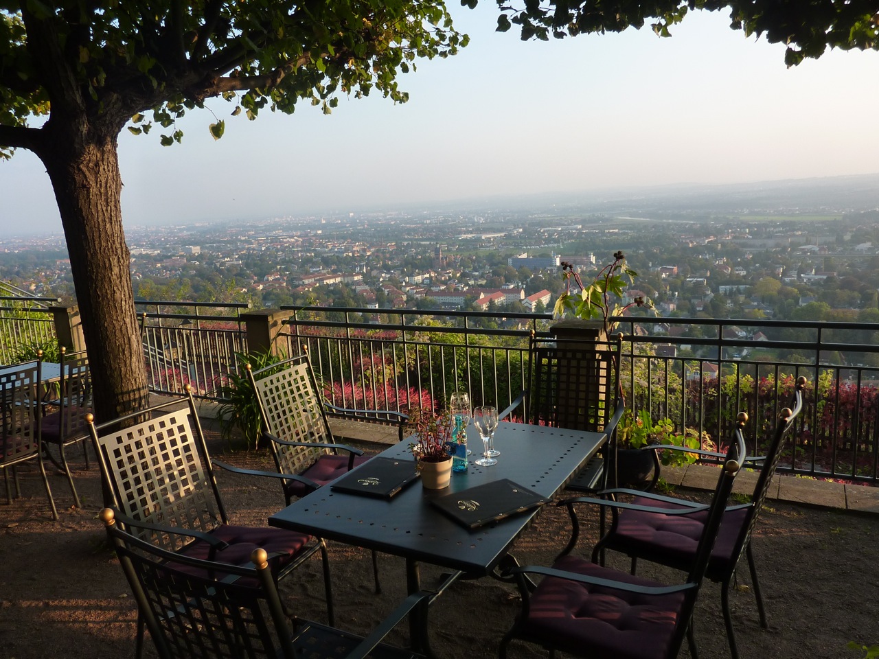 Blick vom Spitzhaus-Biergarten über Radebeul und Dresden.