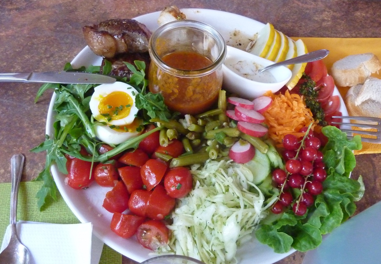 Sommersalat mit Gazpacho, Hähnchen und Rumpsteakstreifen