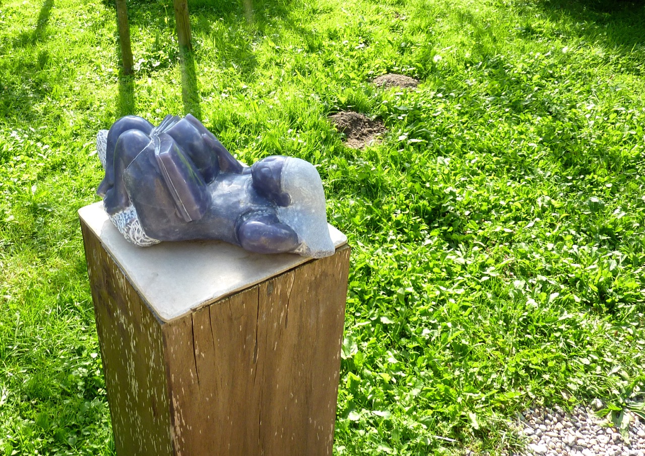 ZimArt-Figur im "Garten der Sinne", Skulpturenausstellung der ZimArt-Galerie Hamburg in der Gutsgärtnerei Sierhagen