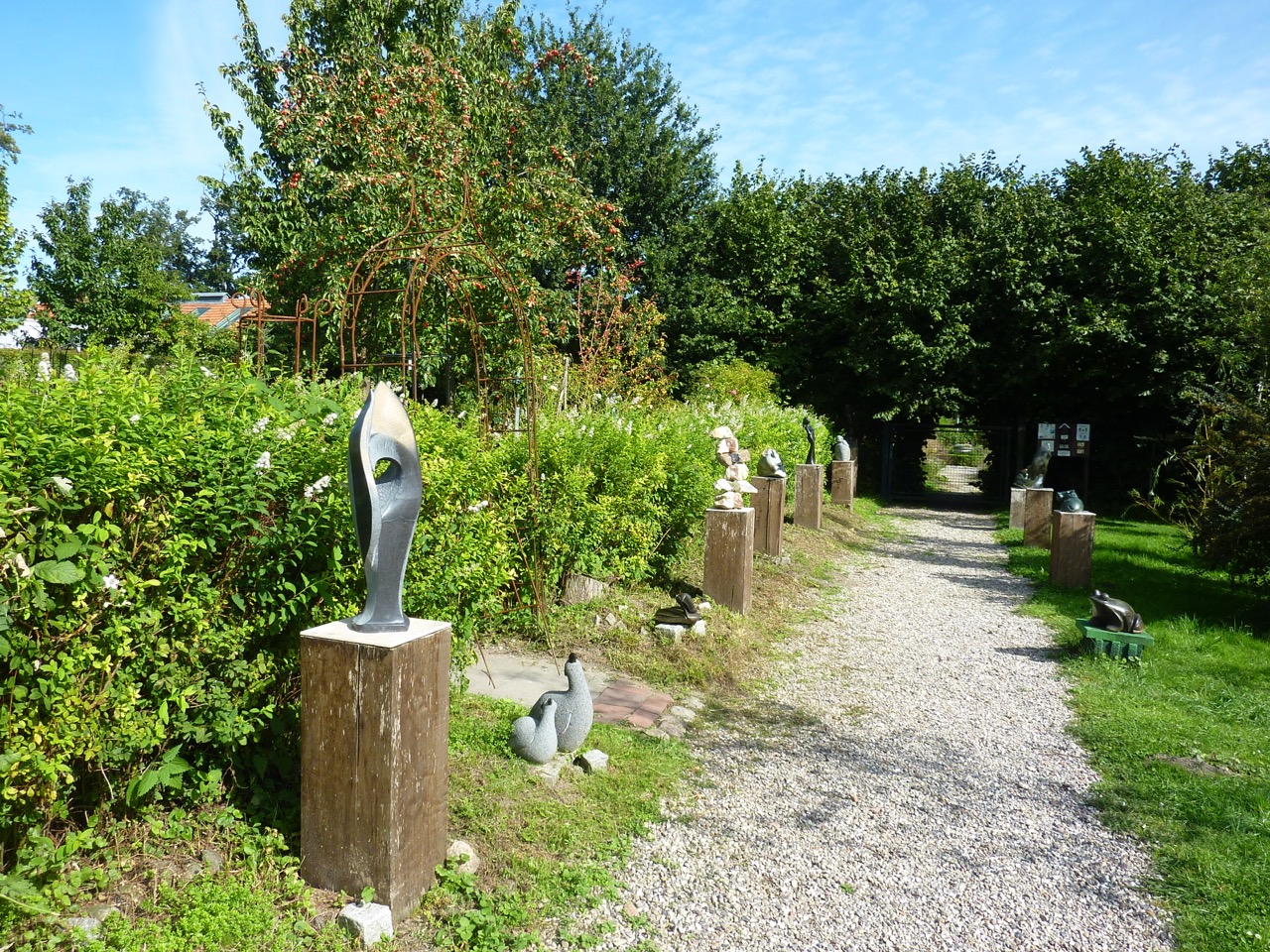 ZimArt-Figuren  im "Garten der Sinne", Skulpturenausstellung der ZimArt-Galerie Hamburg in der Gutsgärtnerei Sierhagen