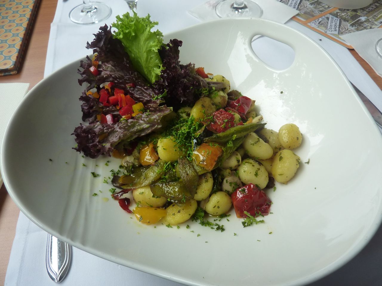 Im Restaurant  Elbterrasse Wachwitz in Dresden.

Gnocchi mit buntem Gemüse.