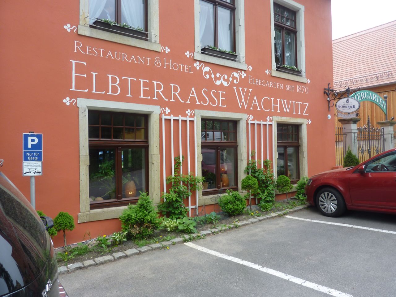 Eingang zum Hotel und  Restaurant  Elbterrasse Wachwitz in Dresden.