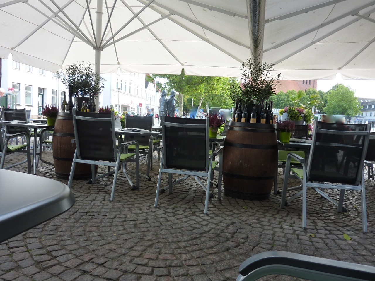 Freisitz des Cafè&amp;Bistro Thienemanns am Neustädter Markt.