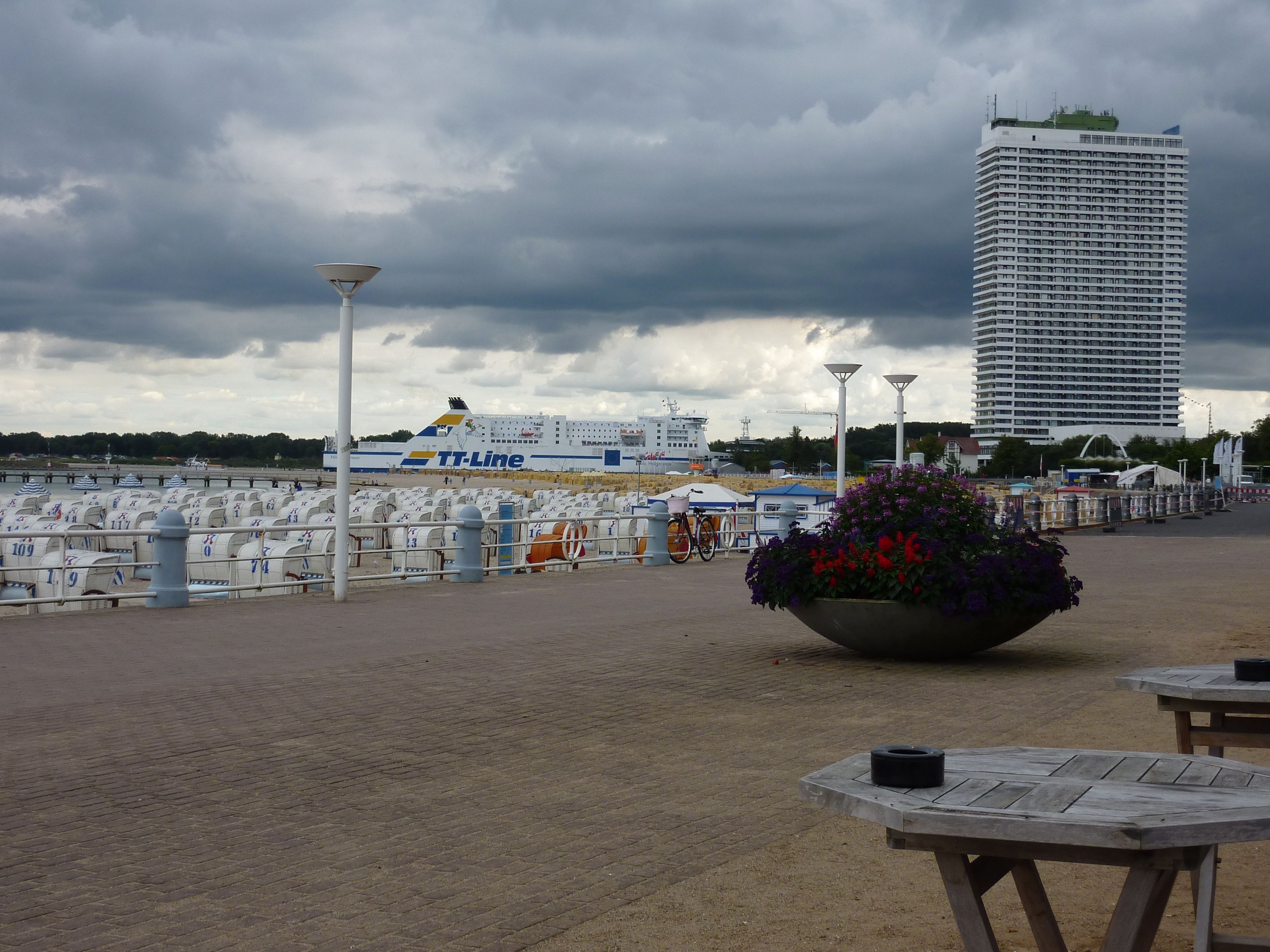 Strandpromenade Travemünde mit Hotel Maritim und Fähre der TT-Line.
