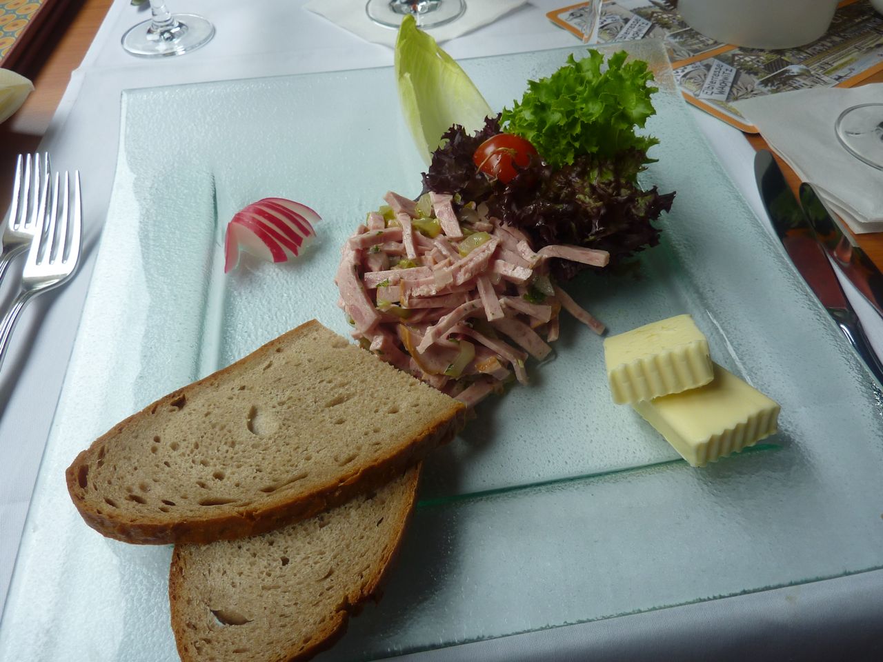 Im Restaurant  Elbterrasse Wachwitz in Dresden.


Sächsischer Wurstsalat.