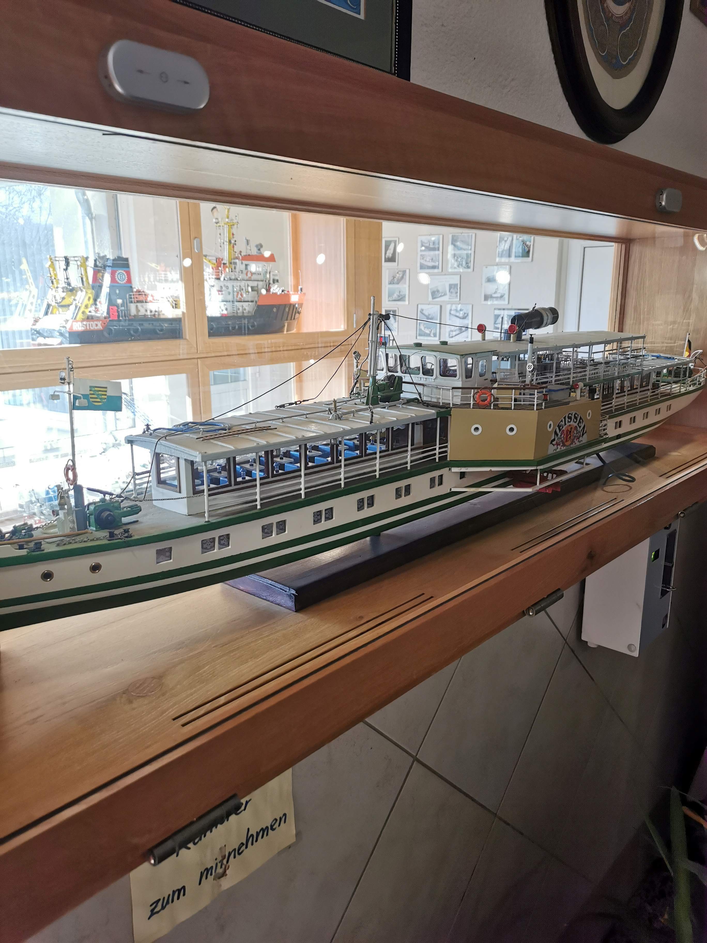 Schöne Ausstellung von Schiffsmodellen im Nebenraum der Karpfenschänke