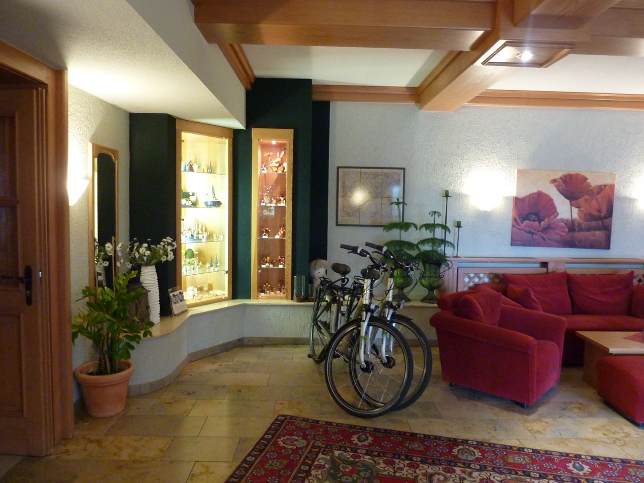 Waldhotel Kreuztanne, Foyer mit Leih-E-Bikes