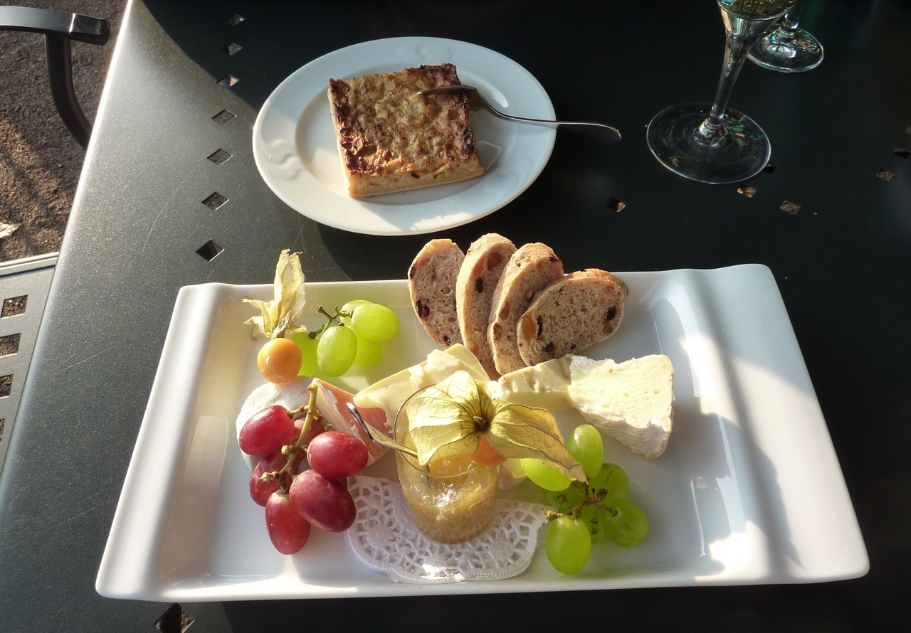 Zwiebelkuchen und Käsevariation im Spitzhaus.