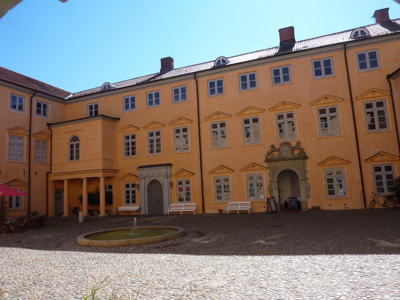 Innenhof im Schloß und Eingang zum Museum