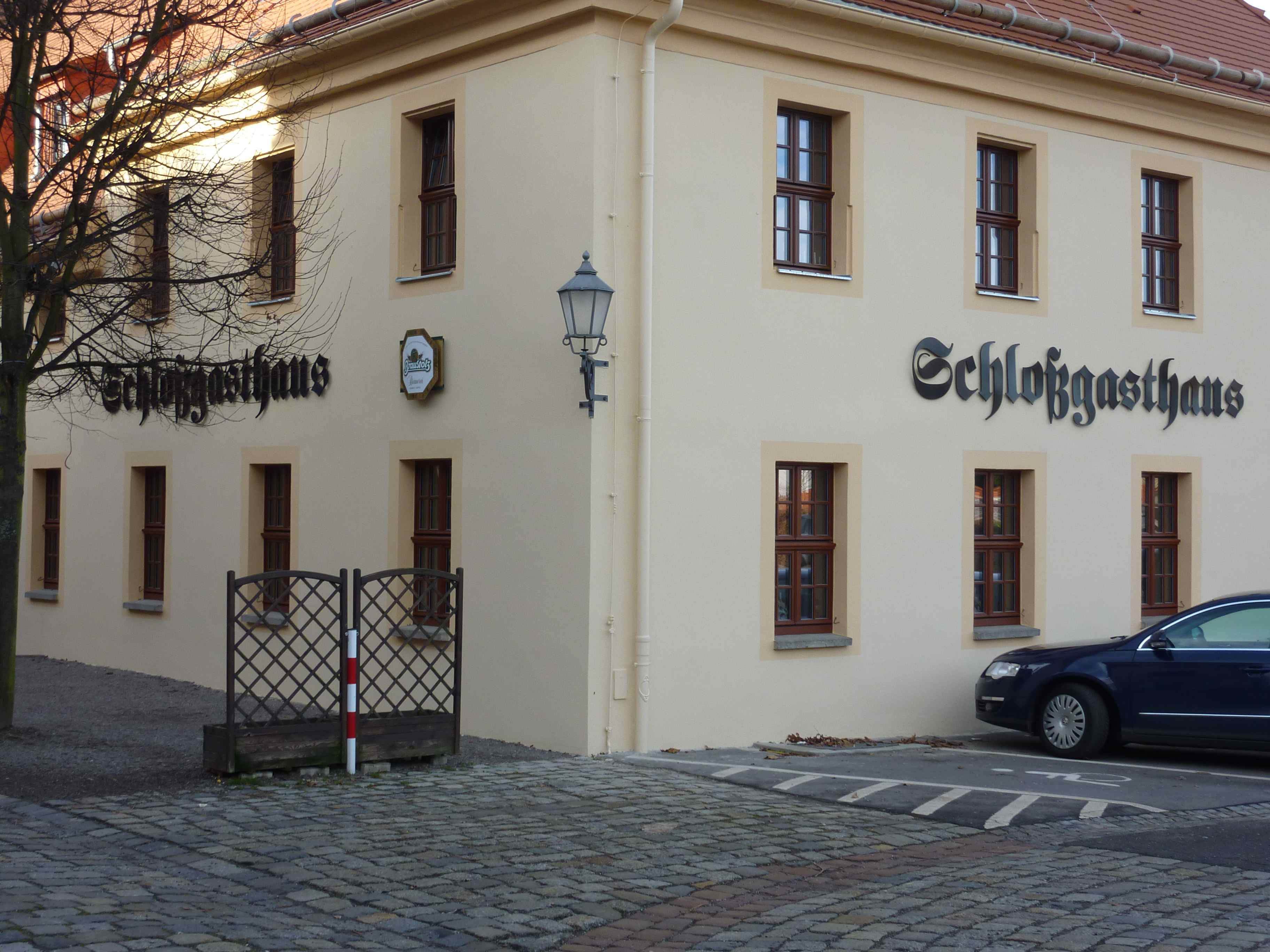 Schloßgasthaus Lichtenwalde im Spätherbst.