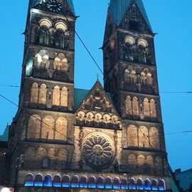 Das Bild zeigt den im Rahmen eines Festival angestrahlten St. Petri Dom in Bremen