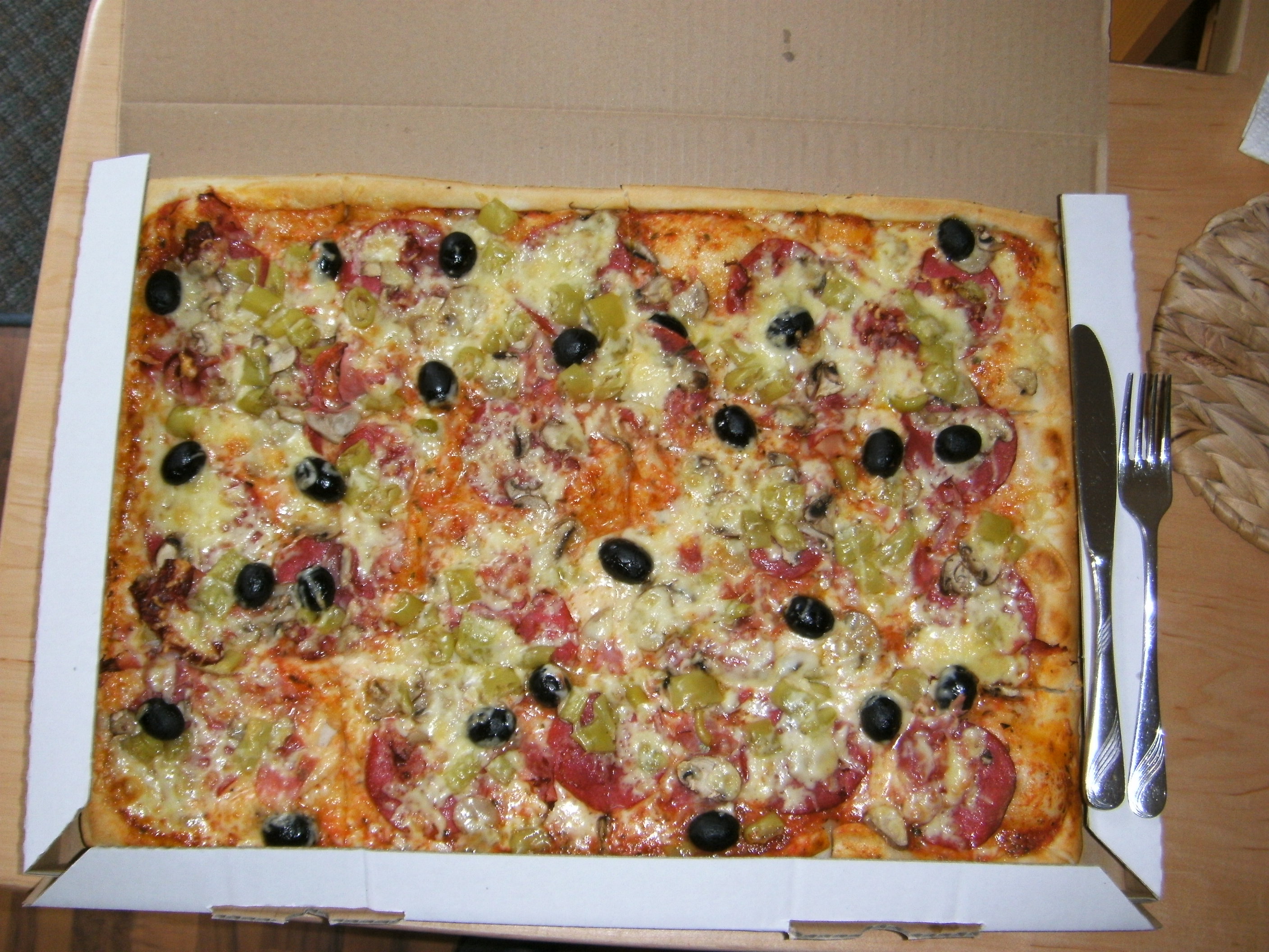 Hier die Pizza Capricciosa in der Family-Ausführung.