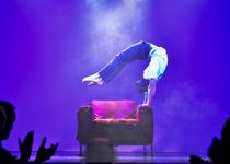 Bild zu Andalousi Elakel - Handstand Show Act