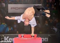 Bild zu Andalousi Elakel - Handstand Show Act