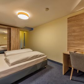 Dreibettzimmer im Hotel Windsor Köln, wahlweise Standard oder Economy