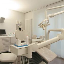 Behandlungszimmer - Zahnarzt Robert Muche - Implantologie - Prothetik München Sendling