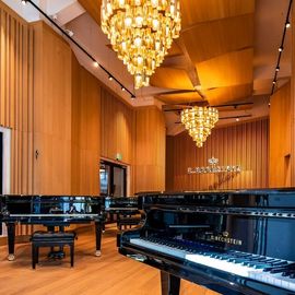 Die C. Bechstein Flügel Lounge. Finden Sie in einzigartiger Klangatmosphäre Ihren Traumflügel. Gemeinsam mit Ihnen den perfekten Flügel auszuwählen – dieser Aufgabe widmen wir uns im C. Bechstein Centrum Hamburg mit größter Leidenschaft. Und damit Sie von Anfang an wissen, wie Ihr Trauminstrument an seinem späteren Bestimmungsort bei Ihnen zu Hause klingt, haben wir für Ihre Auswahl den perfekten Ort geschaffen:  Hier können Sie dank einer ausgefeilten akustischer Architektur Ihren Traumflügel klanglich so kennenlernen, wie Sie ihn dann künftig an jedem Tag zu Hause genießen können. Wählen Sie aus zehn C. Bechstein Flügelmodellen und begeben Sie sich in unserem Centrum auf eine einzigartige Klangreise.