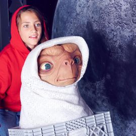 Triff E.T. im Madame Tussauds Berlin und fliege mit ihm zum Mond.