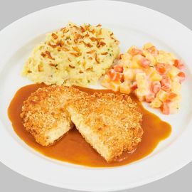 Kohlrabi-Pastinaken-Schnitzel in Haferflockenpanade mit dunkler Soße, dazu Rübengemüse und Zwiebel-Kartoffelstampf