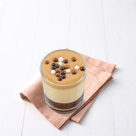 Cappuccino-Pudding mit Karamellsoße auf Biskuit