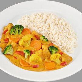 Pikante Gemüsepfanne in cremiger Currysoße; mit Langkornreis