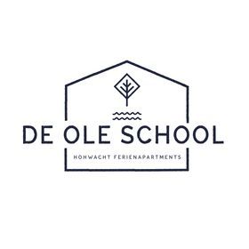 Logo von De Ole School - Ferienwohnungen Hohwacht Ostsee in Hohwacht an der Ostsee