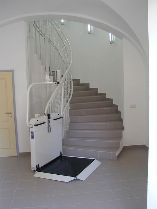 Münchener Treppenlifte: REAL Treppenlift München - Anbieter für Seniorenlifte