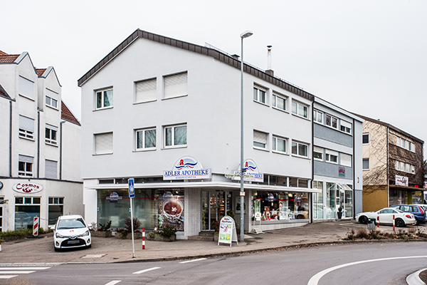 Aussenansicht der Adler-Apotheke Kernen