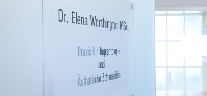 Zahnärztin Dr. Elena Worthington MSc.