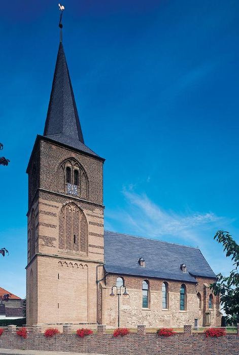 Die Ev. Kirche in Budberg ist eine der ältesten romanischen Saalkirchen am Niederrhein. Im 9. oder 10. Jahrhundert erbaut, erfuhr sie im 15. Jahrhundert größere Umbauten im gotischen Stil. Bei der Renovierung im Jahr 2000 wurden moderne Fenster, die die sieben Bitten des Vater Unsers symbolisieren, eingebaut.