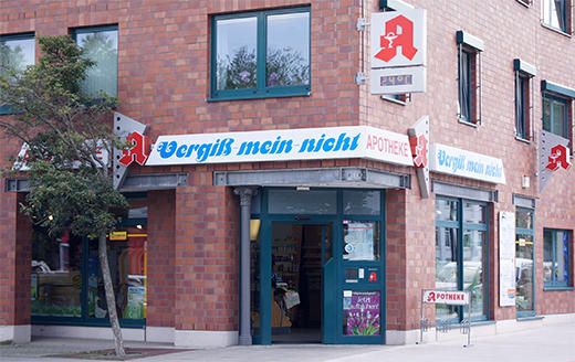 Aussenansicht der Apotheke Vergiß-mein-nicht