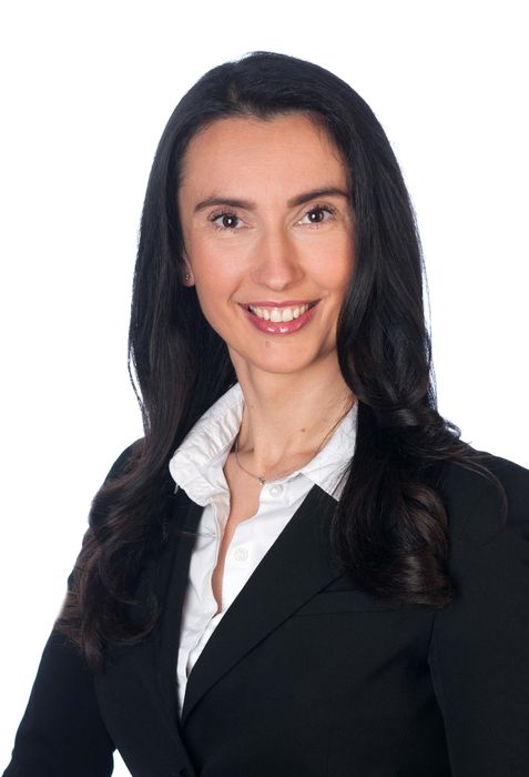 Azra Romano, Selbstständige Finanzberaterin für die Deutsche Bank