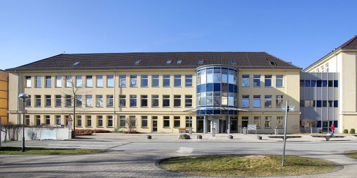 In der Nähe Magdeburgs gelegen, ist die Helios Klinik Jerichower Land ein modernes Krankenhaus der Basisversorgung.