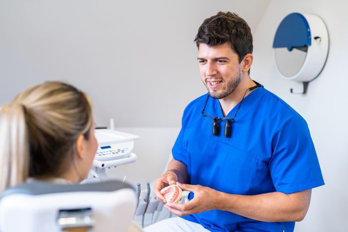 Zahnarzt Dr. Deters im Patientengespräch
