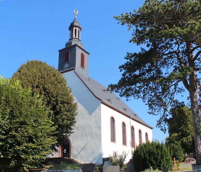 Ober-Ramstadts evangelische Kirche wurde 1717 nach Plänen von Louis Remy de la Fosse im Stil des Barock erbaut. Dieser stand in Diensten des Landgrafen Ernst Ludwig von Hessen-Darmstadt und entwarf auch das Darmstädter Schloss. Das Innere der Kirche wurde bereits im 18. Jahrhundert verändert.