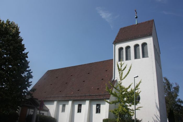 Die Friedenskirche wurde in den Jahren 1953/54 gebaut. Die Einweihungsfeier am 1. Weihnachtstag 1954 war verbunden mit dem Abschied von der Notkirche, einer Holzbarracke, die 1926 auf dem Gelände der heutigen Geschwister-Scholl-Schule errichtet worden war.