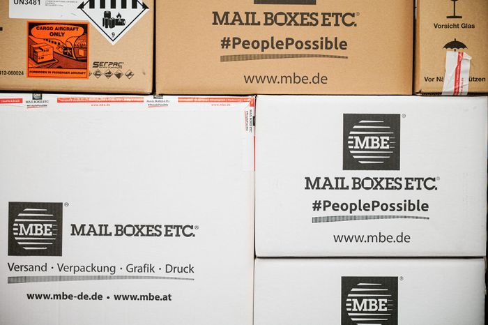 Das Team von Mail Boxes Etc. besteht aus engagierten und erfahrenen Experten, die sich darauf konzentrieren, Ihnen den bestmöglichen Service zu bieten. Wir sind stolz darauf, ein professionelles und freundliches Team zu haben, das Ihnen bei allen Fragen und Anliegen rund um den Versand und andere Dienstleistungen zur Verfügung steht. Unsere Mitarbeiter sind speziell ausgebildet, um Ihnen individuelle Lösungen für Ihre spezifischen Bedürfnisse zu bieten. Wir hören zu und beraten Sie gerne bei der Auswahl des richtigen Services und der optimalen Versandoptionen. Bei Mail Boxes Etc. ist der Kundenservice unsere oberste Priorität und wir tun alles, um sicherzustellen, dass Sie mit unseren Dienstleistungen zufrieden sind. Unser Team ist auch auf dem neuesten Stand der Technik und nutzt modernste Tools und Technologien, um Ihnen eine schnelle und effiziente Abwicklung Ihrer Anfragen und Aufträge zu ermöglichen. Wenn Sie Fragen haben oder Hilfe benötigen, zögern Sie bitte nicht, uns zu kontaktieren. Wir freuen uns darauf, Ihnen zu helfen!