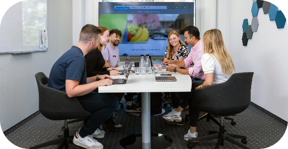 Große Auswahl unserer Leistungen
Wir bei FLH bieten Dir eine Reihe an Leistungen, die maßgeblich Deine digitale Präsenz erhöhen und unterstützend wirken für Ziele wie Personalgewinnung, Branding, das Hervorheben von Trendprodukten, Umsatzsteigerung oder Modernisierung. Mit unseren Produkten wird es Dir gelingen, mit Deinem Unternehmen aus der Menge herauszustechen.